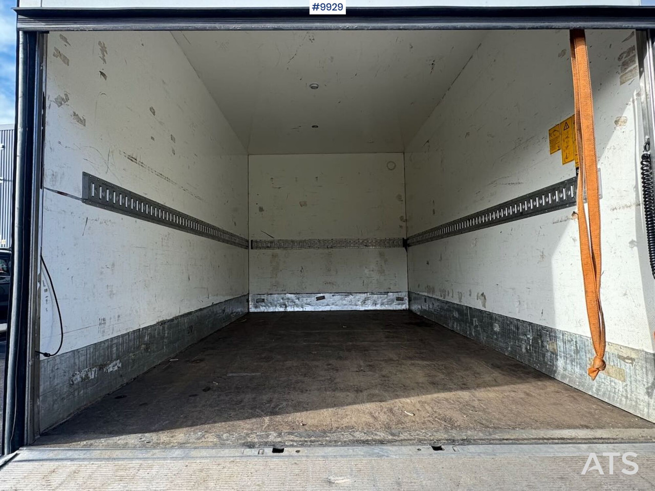 Box Truck Iveco Daily with Tail Lift - Dobozos kisteherautó: 5 kép. Box Truck Iveco Daily with Tail Lift - Dobozos kisteherautó: 5 kép.