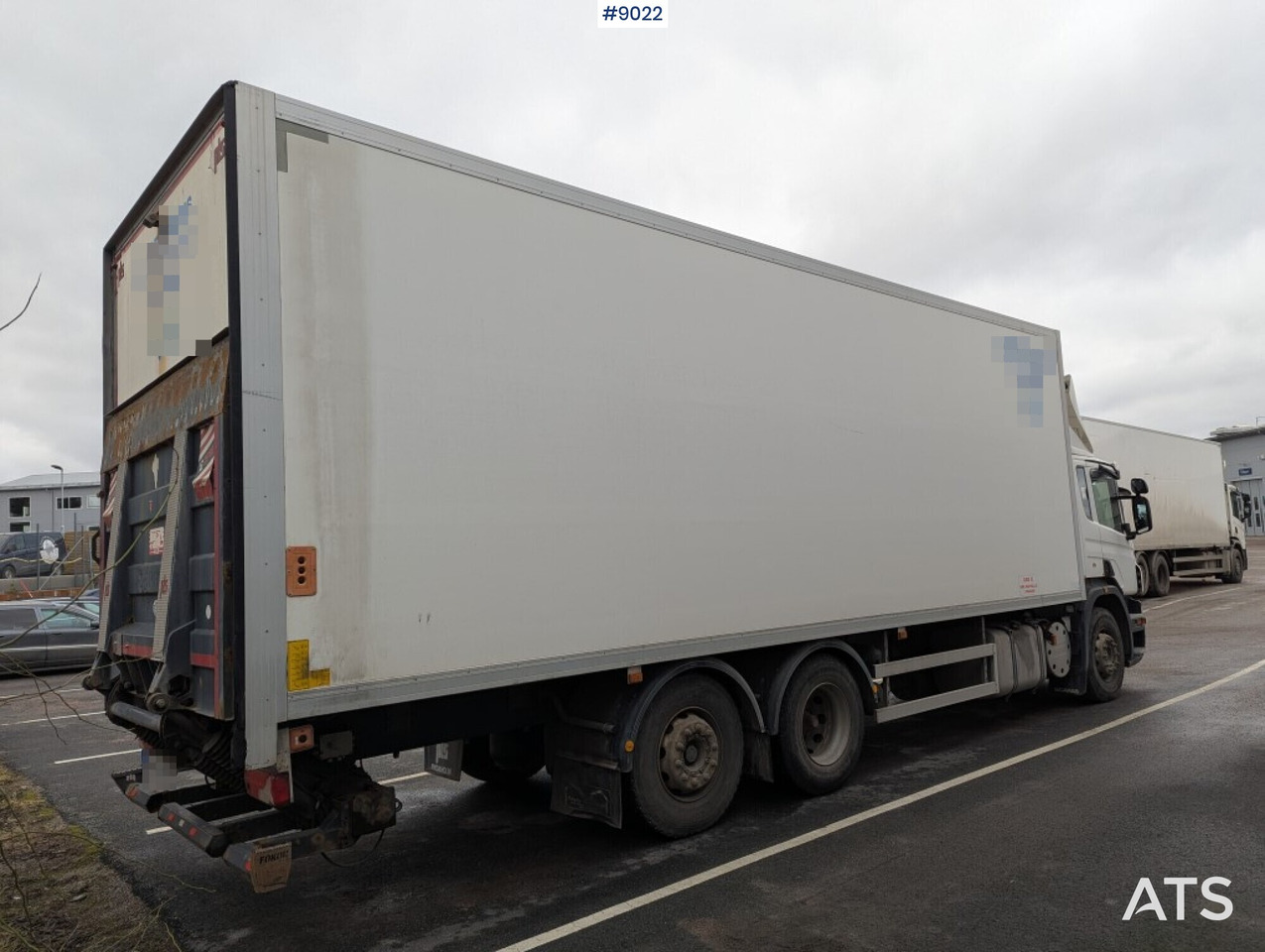 Box Truck Scania P320 6X2 with tailgate lift - Dobozos felépítményű teherautó: 4 kép. Box Truck Scania P320 6X2 with tailgate lift - Dobozos felépítményű teherautó: 4 kép.