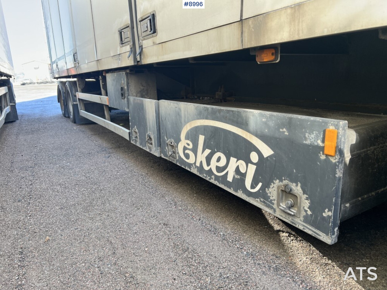 Box trailer EKERI L/L-4 - Pótkocsi dobozos: 3 kép. Box trailer EKERI L/L-4 - Pótkocsi dobozos: 3 kép.