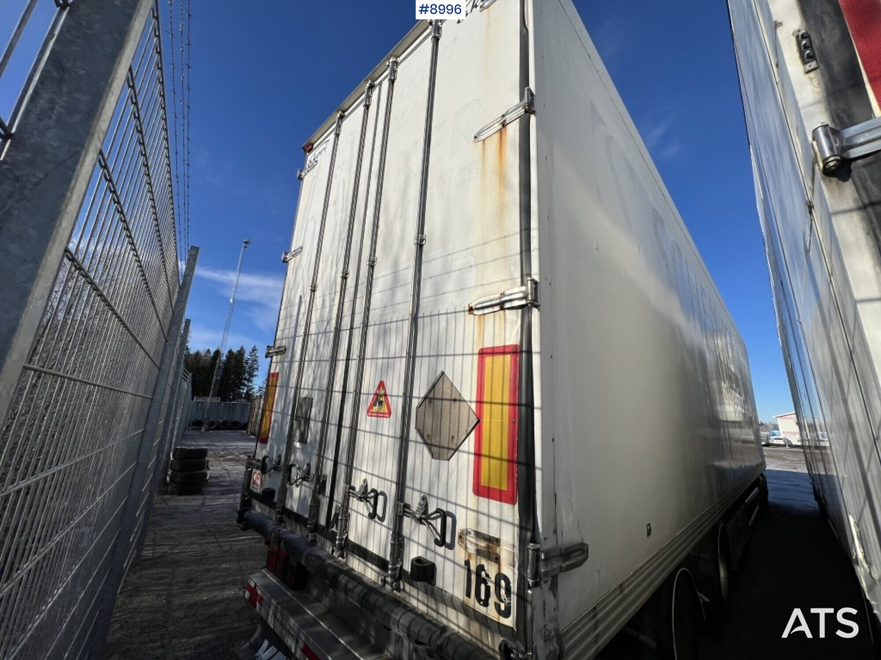Box trailer EKERI L/L-4 - Pótkocsi dobozos: 2 kép. Box trailer EKERI L/L-4 - Pótkocsi dobozos: 2 kép.