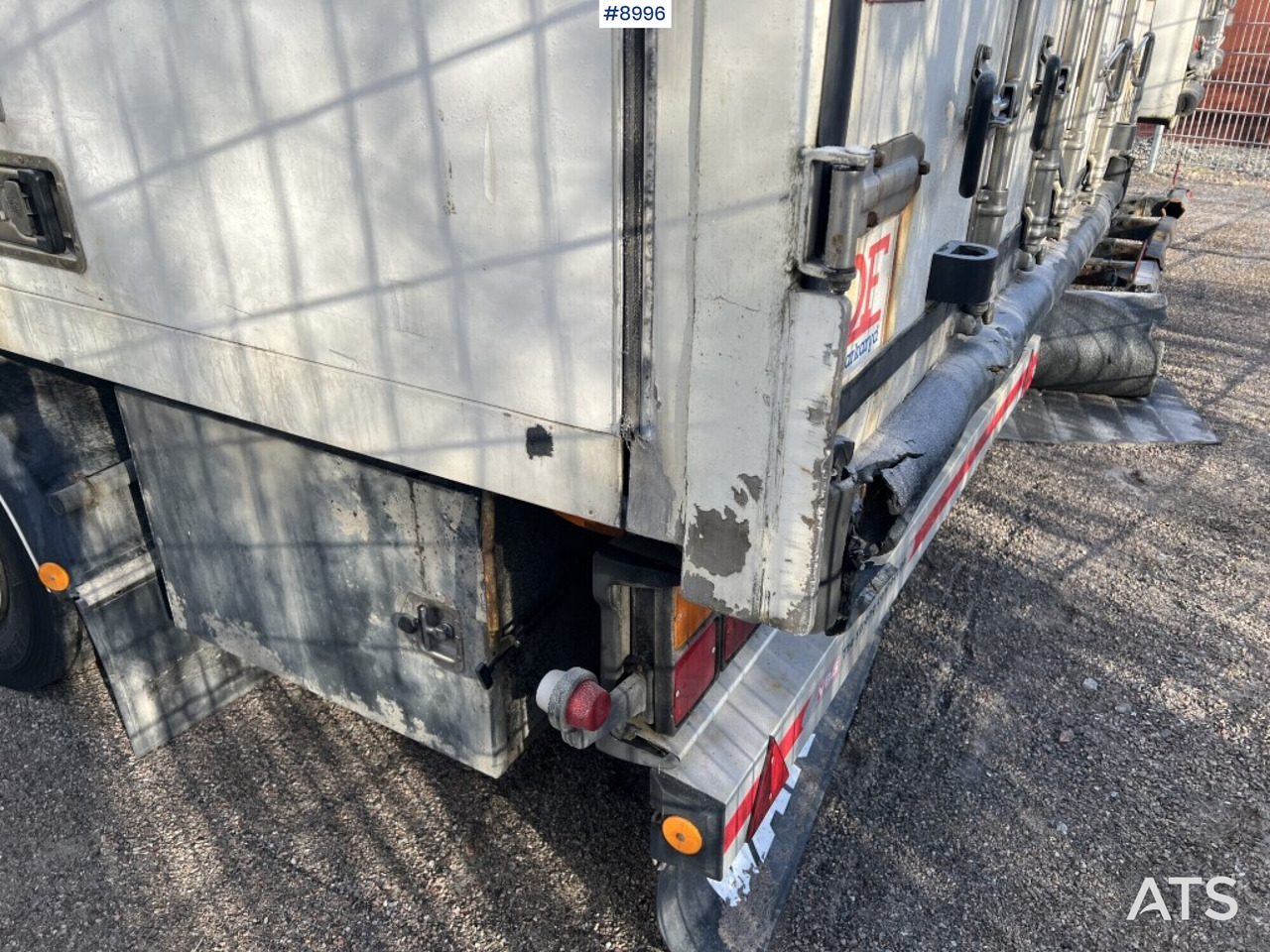 Box trailer EKERI L/L-4 - Pótkocsi dobozos: 4 kép. Box trailer EKERI L/L-4 - Pótkocsi dobozos: 4 kép.