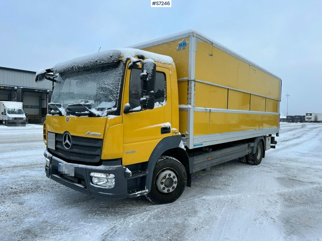 Box truck Mercedes Benz Atego 1523 with high and sinkable roof - Dobozos felépítményű teherautó: 1 kép. Box truck Mercedes Benz Atego 1523 with high and sinkable roof - Dobozos felépítményű teherautó: 1 kép.