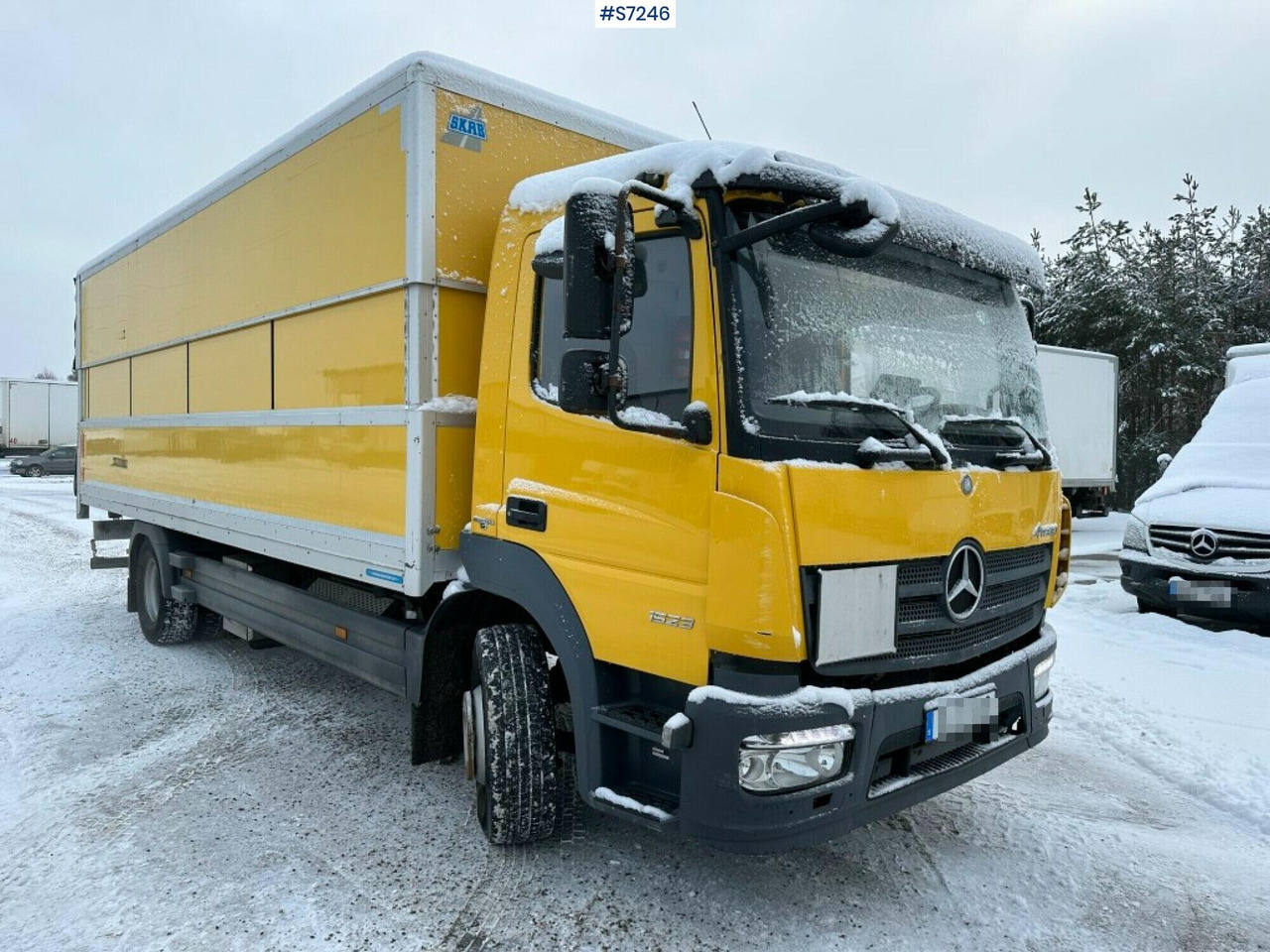 Box truck Mercedes Benz Atego 1523 with high and sinkable roof - Dobozos felépítményű teherautó: 2 kép. Box truck Mercedes Benz Atego 1523 with high and sinkable roof - Dobozos felépítményű teherautó: 2 kép.