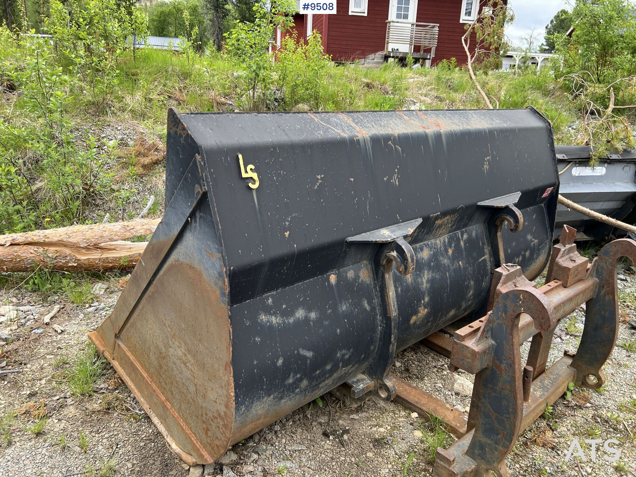 Bucket with Large BM - Rakodókanál: 3 kép. Bucket with Large BM - Rakodókanál: 3 kép.
