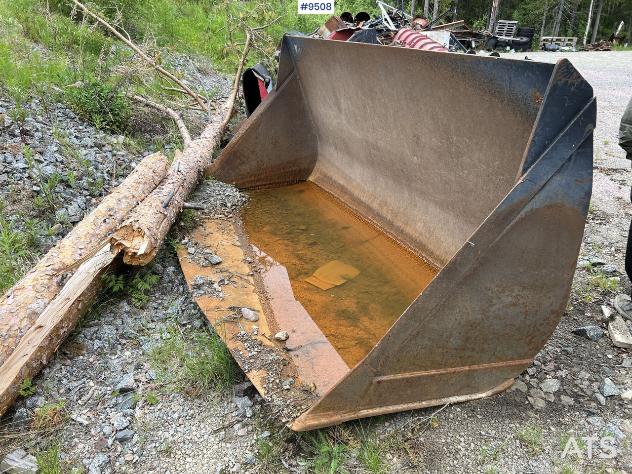 Bucket with Large BM - Rakodókanál: 1 kép. Bucket with Large BM - Rakodókanál: 1 kép.