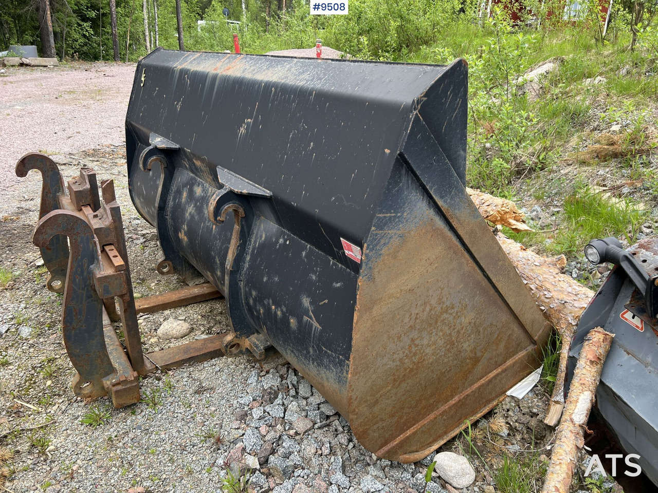 Bucket with Large BM - Rakodókanál: 4 kép. Bucket with Large BM - Rakodókanál: 4 kép.