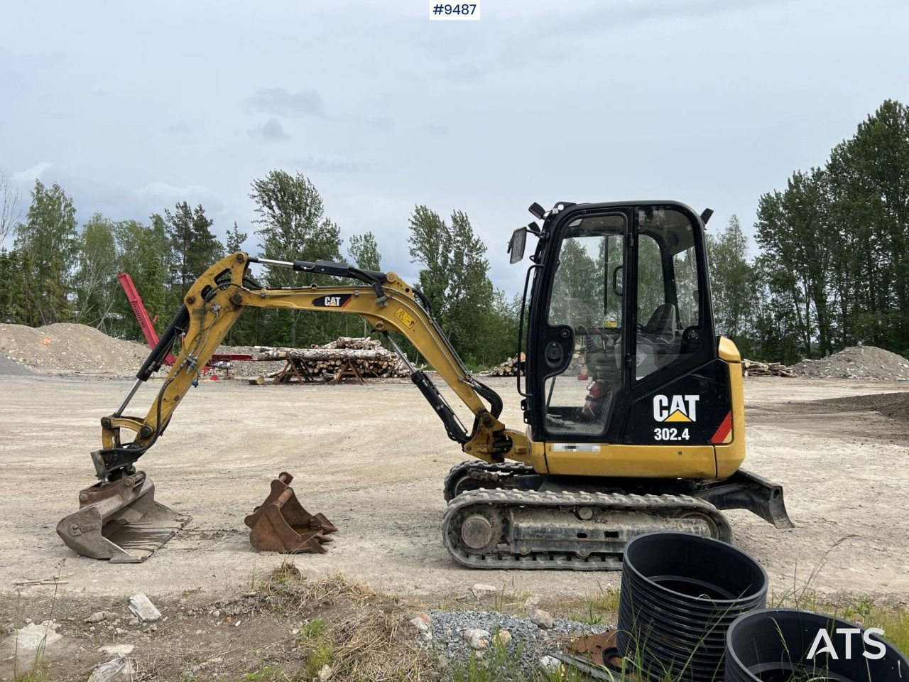 CAT 302,4D Mini excavator with attachments - Minikotró: 2 kép. CAT 302,4D Mini excavator with attachments - Minikotró: 2 kép.