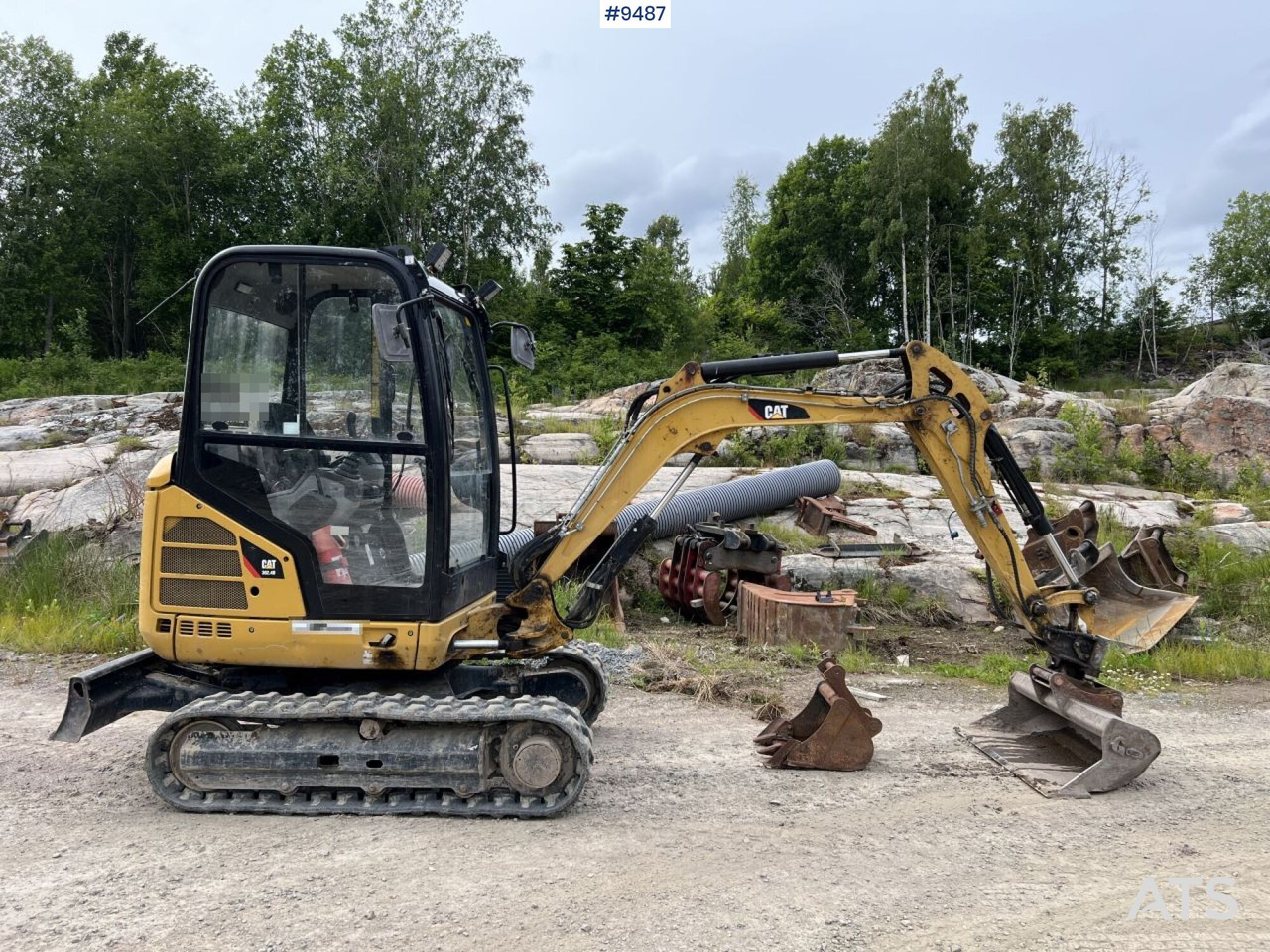 CAT 302,4D Mini excavator with attachments - Minikotró: 4 kép. CAT 302,4D Mini excavator with attachments - Minikotró: 4 kép.