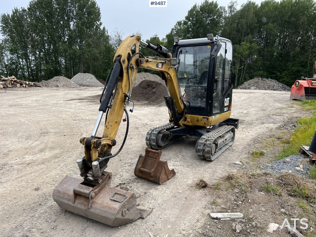 CAT 302,4D Mini excavator with attachments - Minikotró: 1 kép. CAT 302,4D Mini excavator with attachments - Minikotró: 1 kép.
