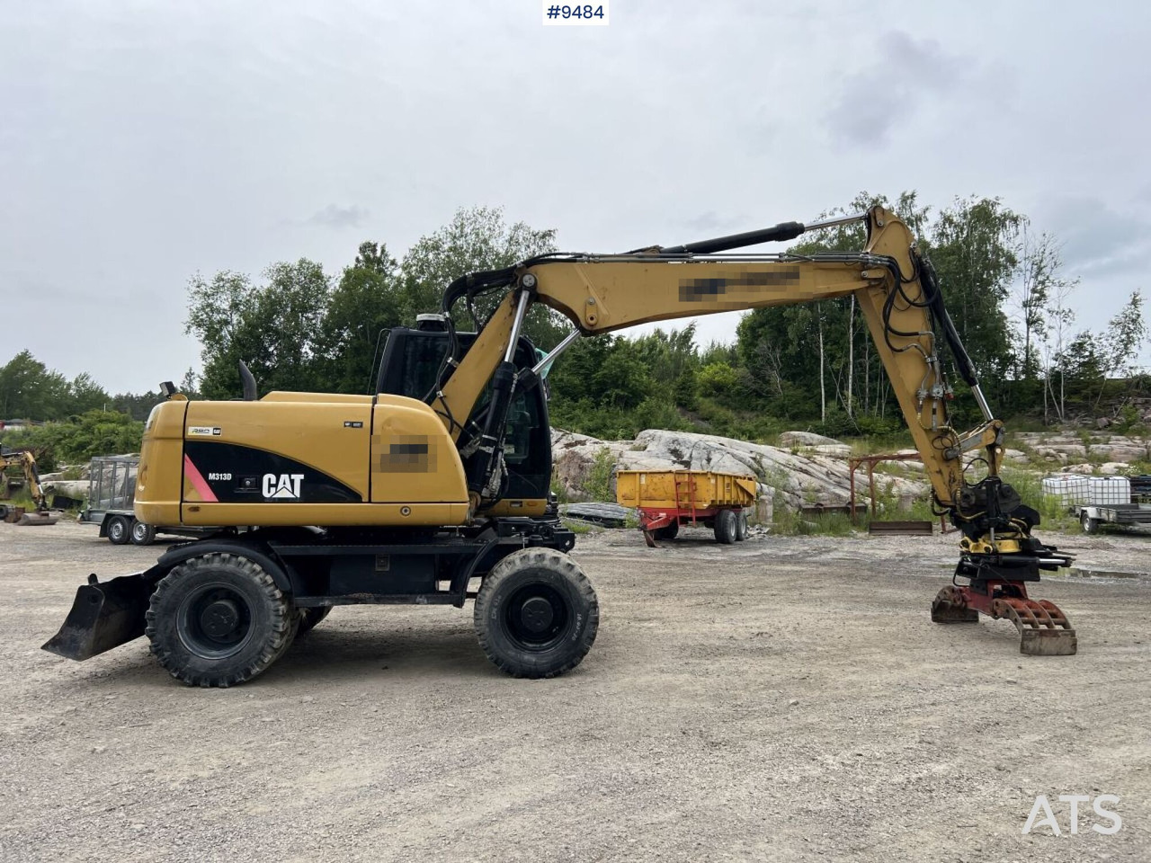 CAT M313D with tipping wagon and attachments (VIDEO) - Gumikerekes kotró: 3 kép. CAT M313D with tipping wagon and attachments (VIDEO) - Gumikerekes kotró: 3 kép.