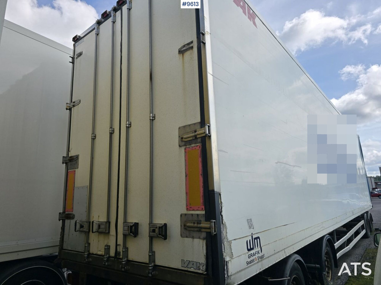 Cabinet trailer VAK V-4-40 openable side - Pótkocsi dobozos: 3 kép. Cabinet trailer VAK V-4-40 openable side - Pótkocsi dobozos: 3 kép.