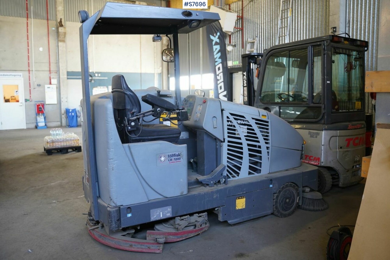 Cleaning machine Nilfisk CR1200 rep.object - Utcaseprő gép: 3 kép. Cleaning machine Nilfisk CR1200 rep.object - Utcaseprő gép: 3 kép.