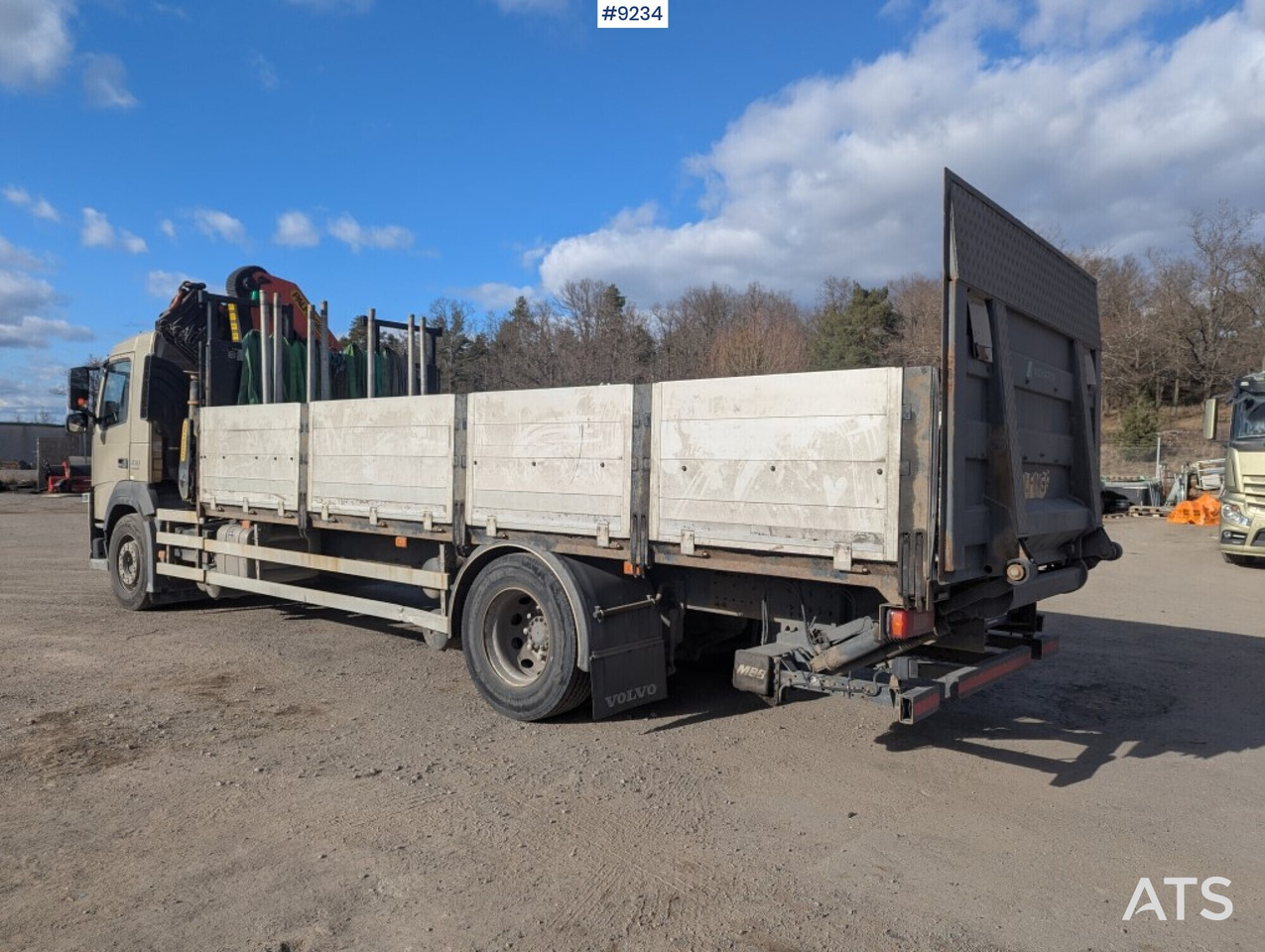 Crane Truck Volvo FM 330 4X2 with tail lift - Platós teherautó, Darus autó: 4 kép. Crane Truck Volvo FM 330 4X2 with tail lift - Platós teherautó, Darus autó: 4 kép.