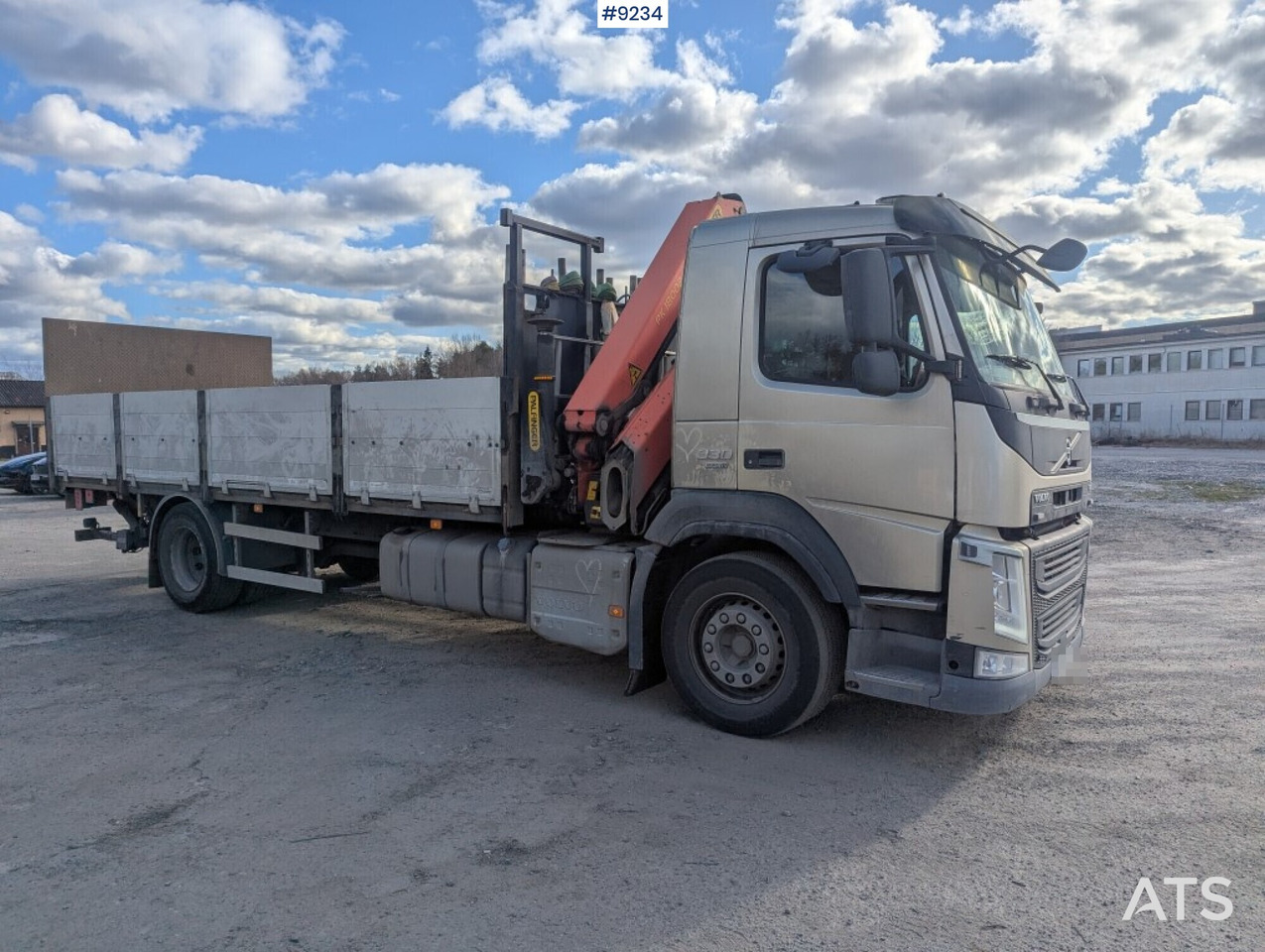 Crane Truck Volvo FM 330 4X2 with tail lift - Platós teherautó, Darus autó: 2 kép. Crane Truck Volvo FM 330 4X2 with tail lift - Platós teherautó, Darus autó: 2 kép.