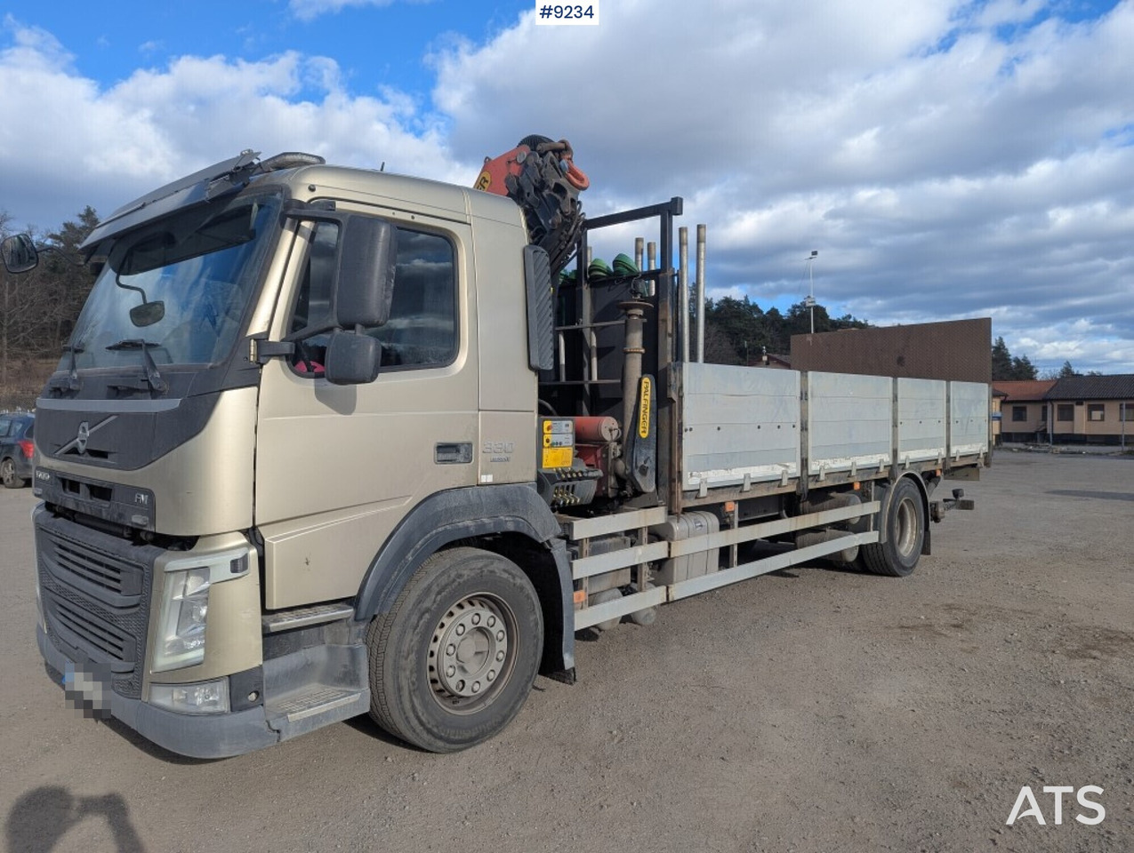 Crane Truck Volvo FM 330 4X2 with tail lift - Platós teherautó, Darus autó: 1 kép. Crane Truck Volvo FM 330 4X2 with tail lift - Platós teherautó, Darus autó: 1 kép.