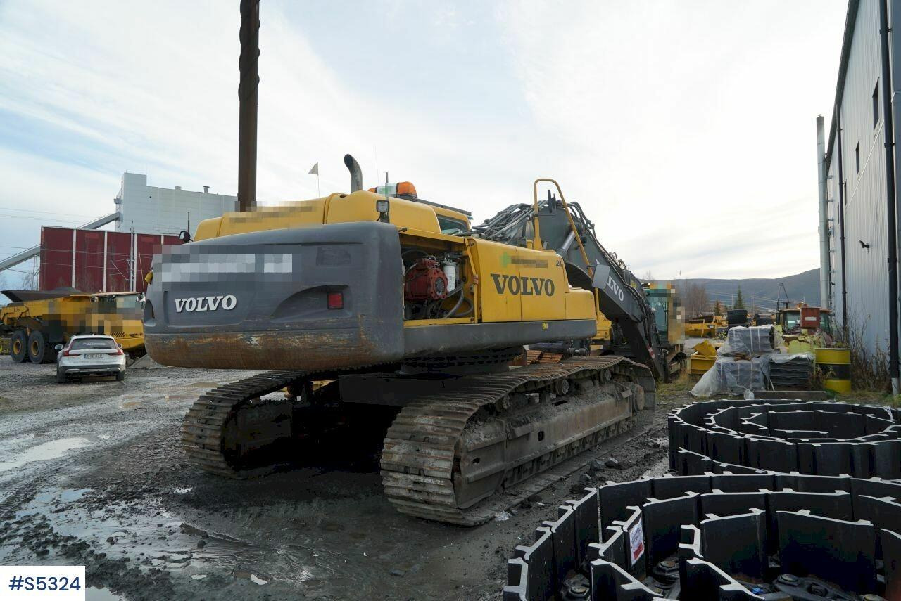 EXCAVATOR Volvo EC460BLC WITH BUCKET - Kotrógép: 3 kép. EXCAVATOR Volvo EC460BLC WITH BUCKET - Kotrógép: 3 kép.