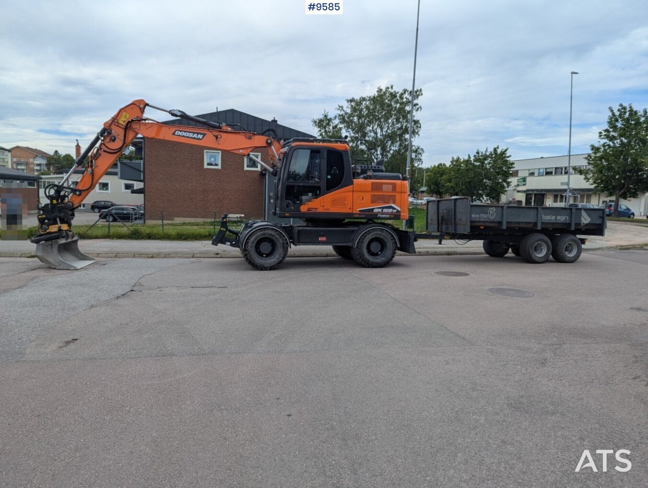 Excavator Doosan DX160W-7 with tipper (SEE VIDEO) - Gumikerekes kotró: 3 kép. Excavator Doosan DX160W-7 with tipper (SEE VIDEO) - Gumikerekes kotró: 3 kép.