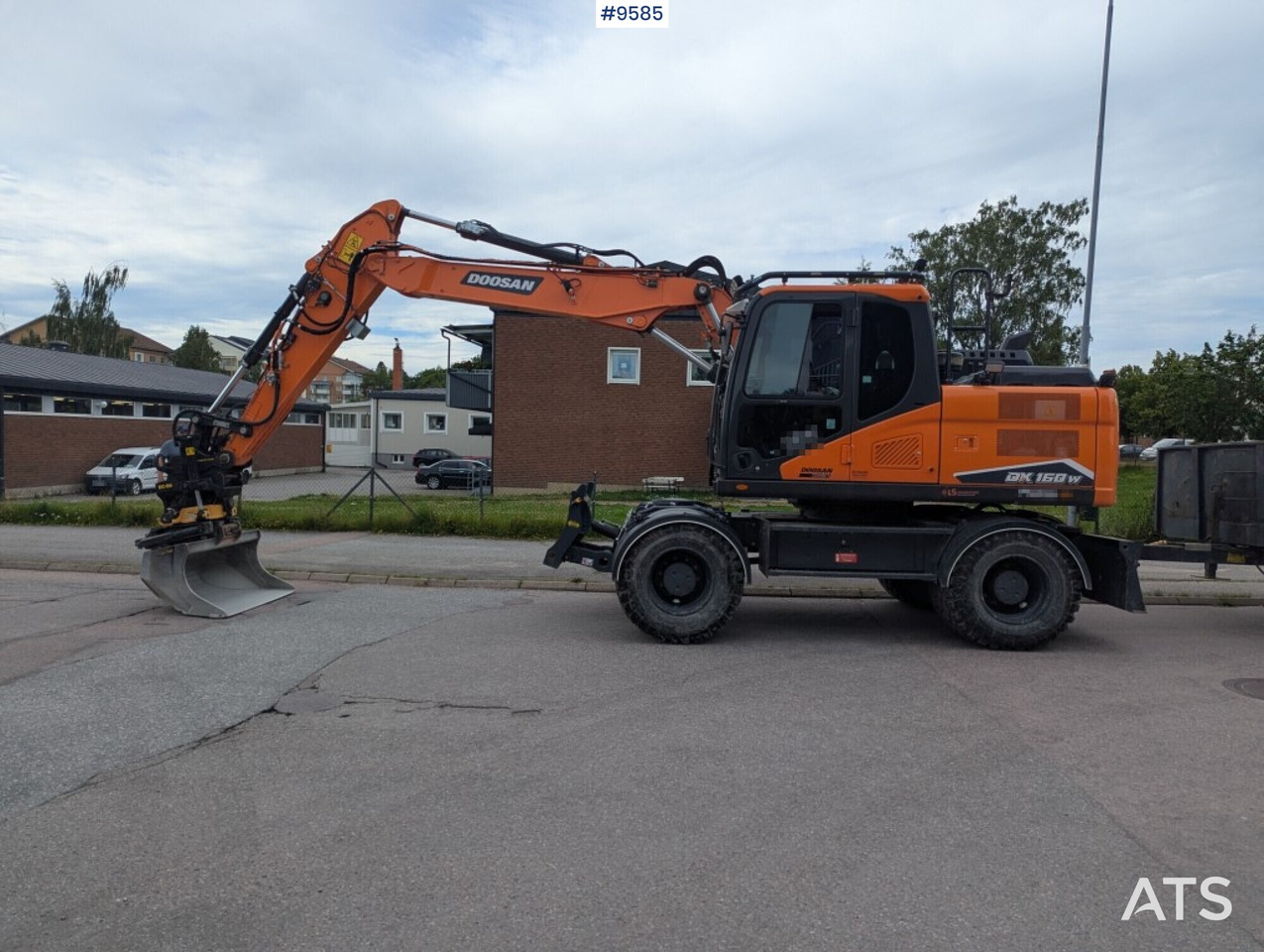 Excavator Doosan DX160W-7 with tipper (SEE VIDEO) - Gumikerekes kotró: 2 kép. Excavator Doosan DX160W-7 with tipper (SEE VIDEO) - Gumikerekes kotró: 2 kép.