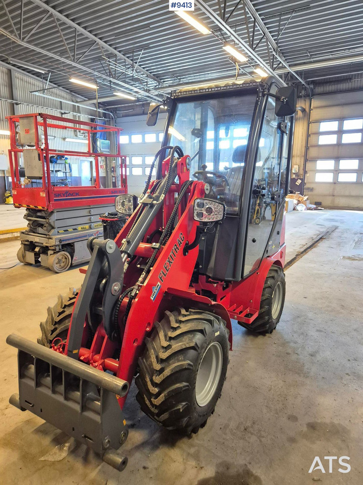 FLEXITRAC 1126 Skid steer loader with only 7 hours - Derékcsuklós rakodó: 1 kép. FLEXITRAC 1126 Skid steer loader with only 7 hours - Derékcsuklós rakodó: 1 kép.