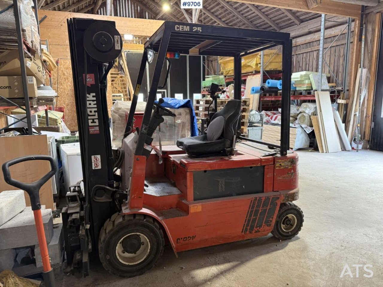 Forklift Clark CEM 25 - Elektromos targonca: 1 kép. Forklift Clark CEM 25 - Elektromos targonca: 1 kép.