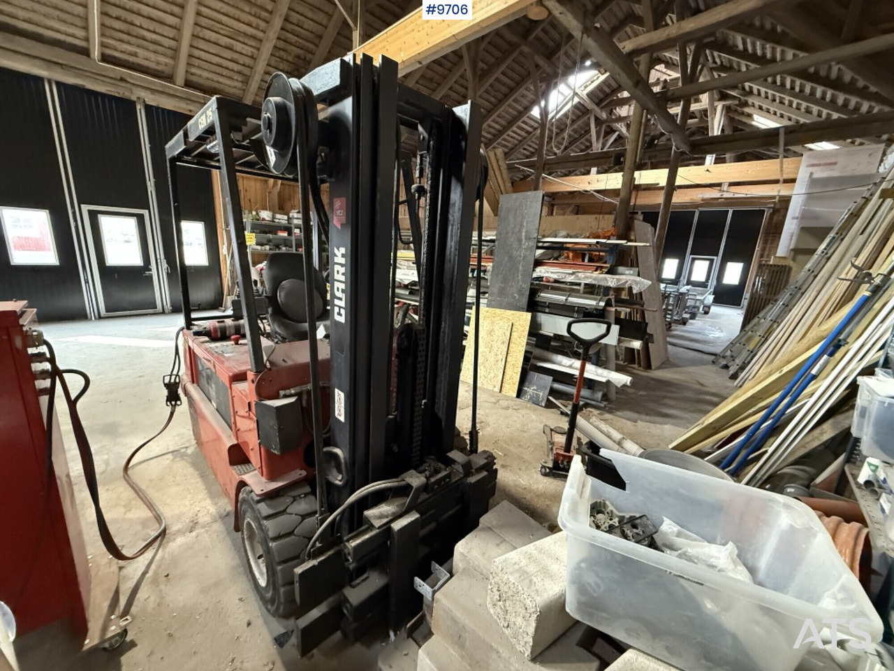 Forklift Clark CEM 25 - Elektromos targonca: 5 kép. Forklift Clark CEM 25 - Elektromos targonca: 5 kép.