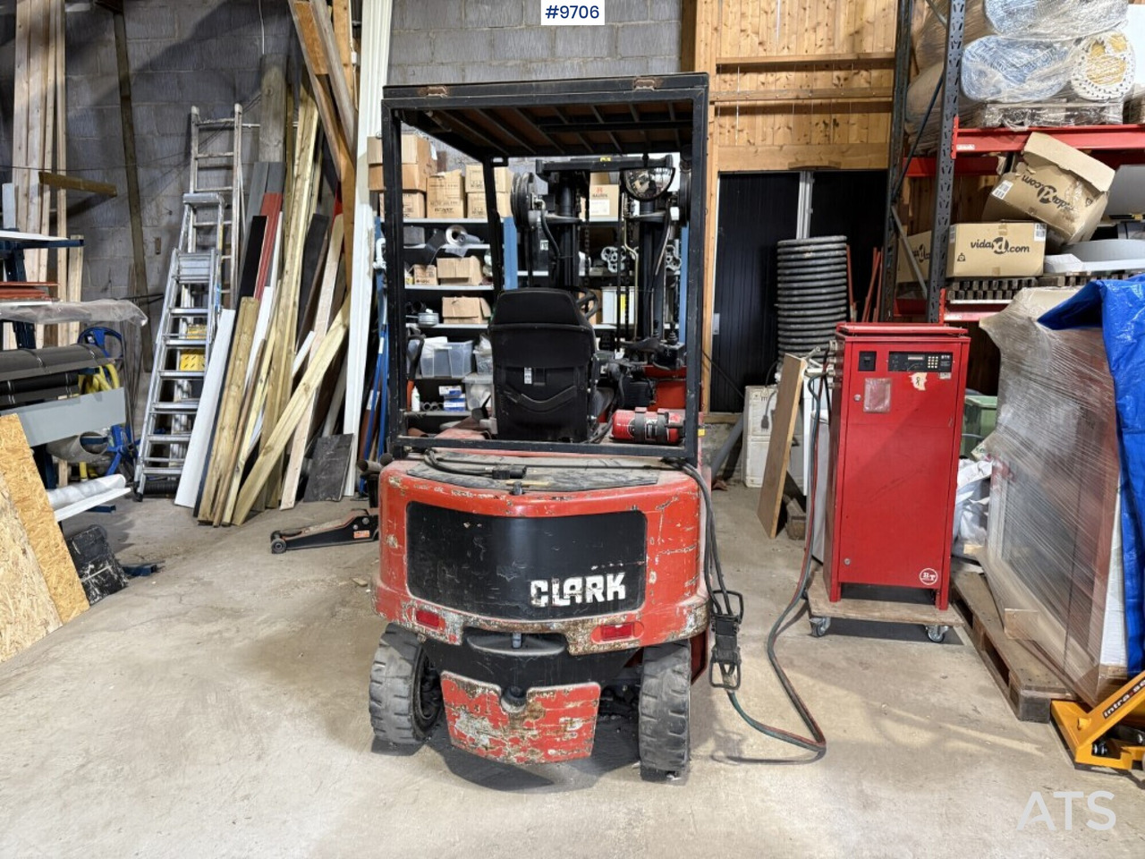Forklift Clark CEM 25 - Elektromos targonca: 3 kép. Forklift Clark CEM 25 - Elektromos targonca: 3 kép.