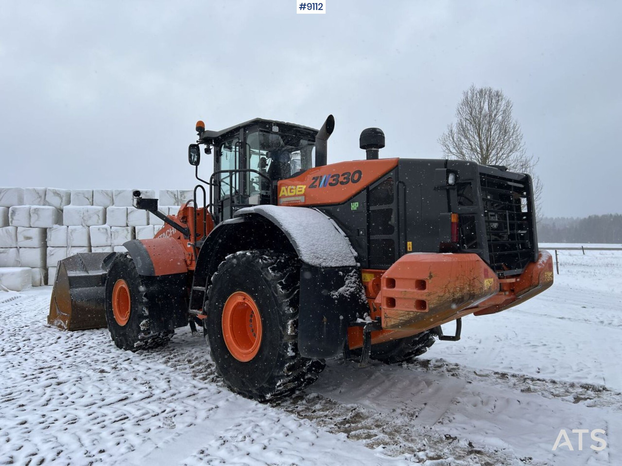 Hitachi ZW 330-5B Wheel loader with bucket (VIDEO) - Gumikerekes homlokrakodó: 4 kép. Hitachi ZW 330-5B Wheel loader with bucket (VIDEO) - Gumikerekes homlokrakodó: 4 kép.