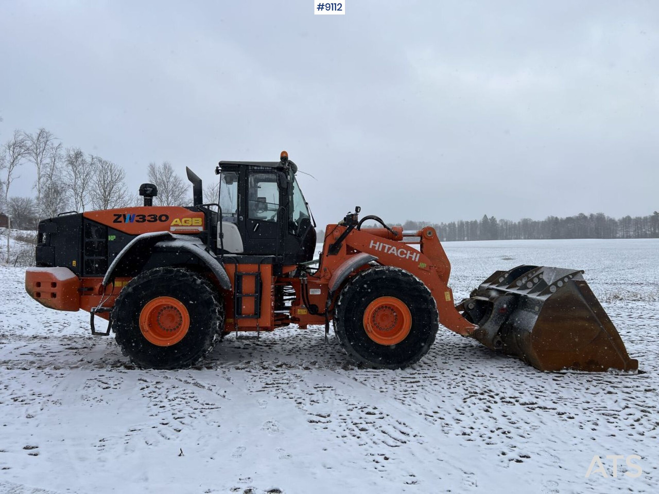 Hitachi ZW 330-5B Wheel loader with bucket (VIDEO) - Gumikerekes homlokrakodó: 3 kép. Hitachi ZW 330-5B Wheel loader with bucket (VIDEO) - Gumikerekes homlokrakodó: 3 kép.
