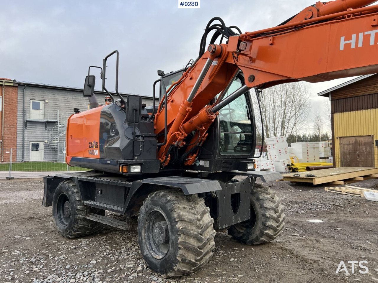Hitachi ZX 140 W-5B wheeled excavator with gears (VIDEO) - Gumikerekes kotró: 5 kép. Hitachi ZX 140 W-5B wheeled excavator with gears (VIDEO) - Gumikerekes kotró: 5 kép.