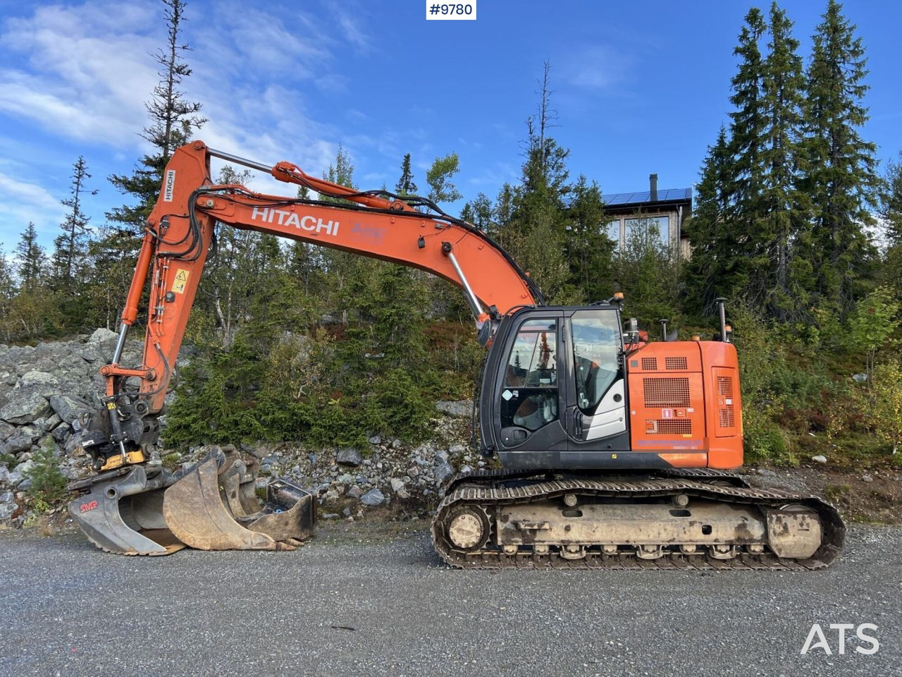 Hitachi ZX 225 US LC-L with excavation system and attachments - Lánctalpas kotró: 2 kép. Hitachi ZX 225 US LC-L with excavation system and attachments - Lánctalpas kotró: 2 kép.