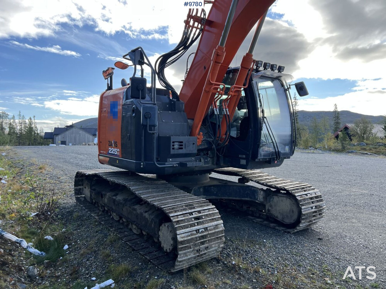 Hitachi ZX 225 US LC-L with excavation system and attachments - Lánctalpas kotró: 3 kép. Hitachi ZX 225 US LC-L with excavation system and attachments - Lánctalpas kotró: 3 kép.