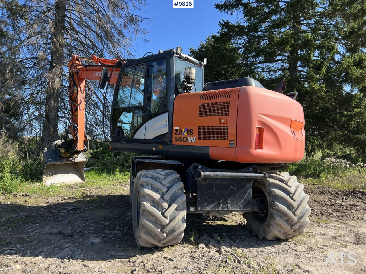 Hitachi ZX140 W-5B with rotor and planer bucket - Gumikerekes kotró: 2 kép. Hitachi ZX140 W-5B with rotor and planer bucket - Gumikerekes kotró: 2 kép.