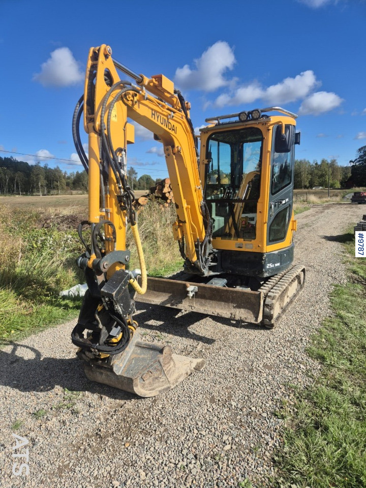 Hyundai 25Z-9AK mini excavator with tiltrotator and attachments - Minikotró: 2 kép. Hyundai 25Z-9AK mini excavator with tiltrotator and attachments - Minikotró: 2 kép.