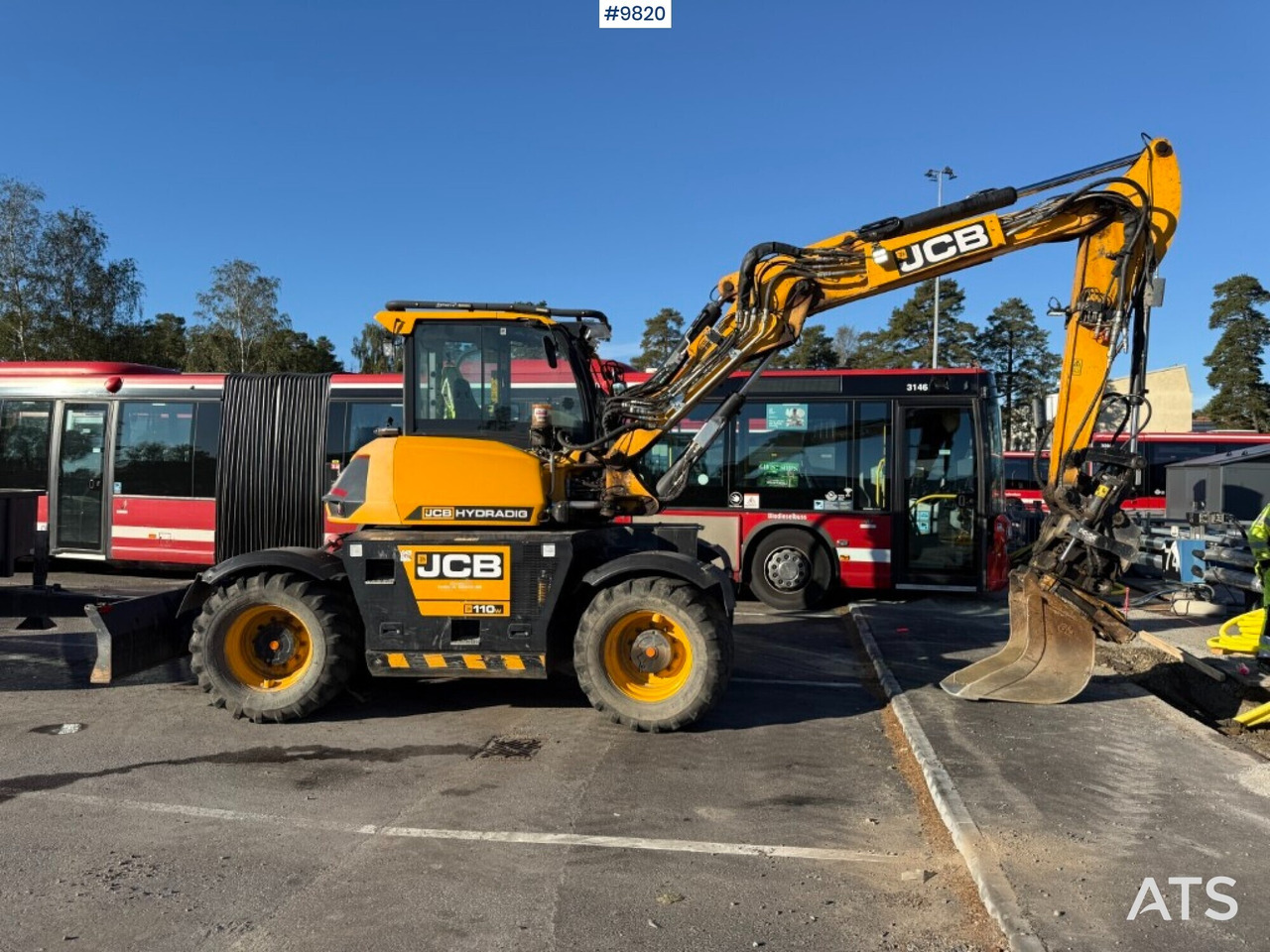 JCB Hydradig 110w wheel excavator with tiltrotator and attachments - Gumikerekes kotró: 3 kép. JCB Hydradig 110w wheel excavator with tiltrotator and attachments - Gumikerekes kotró: 3 kép.