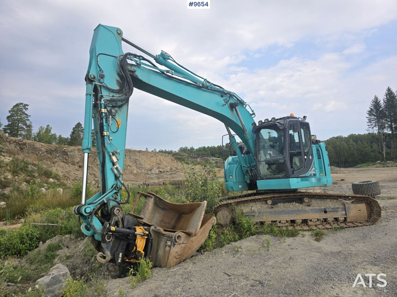 Kobelco SK230SRLC-5E with 3D machine control - Lánctalpas kotró: 2 kép. Kobelco SK230SRLC-5E with 3D machine control - Lánctalpas kotró: 2 kép.