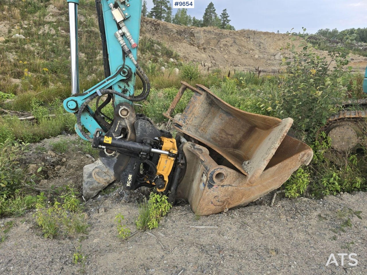 Kobelco SK230SRLC-5E with 3D machine control - Lánctalpas kotró: 4 kép. Kobelco SK230SRLC-5E with 3D machine control - Lánctalpas kotró: 4 kép.