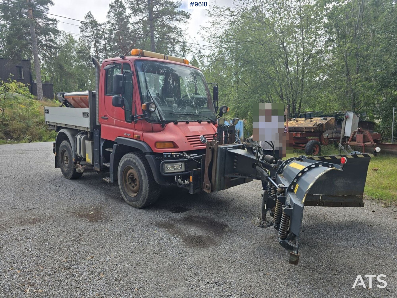 MB Unimog with equipment - Hóeltakarító gép: 2 kép. MB Unimog with equipment - Hóeltakarító gép: 2 kép.