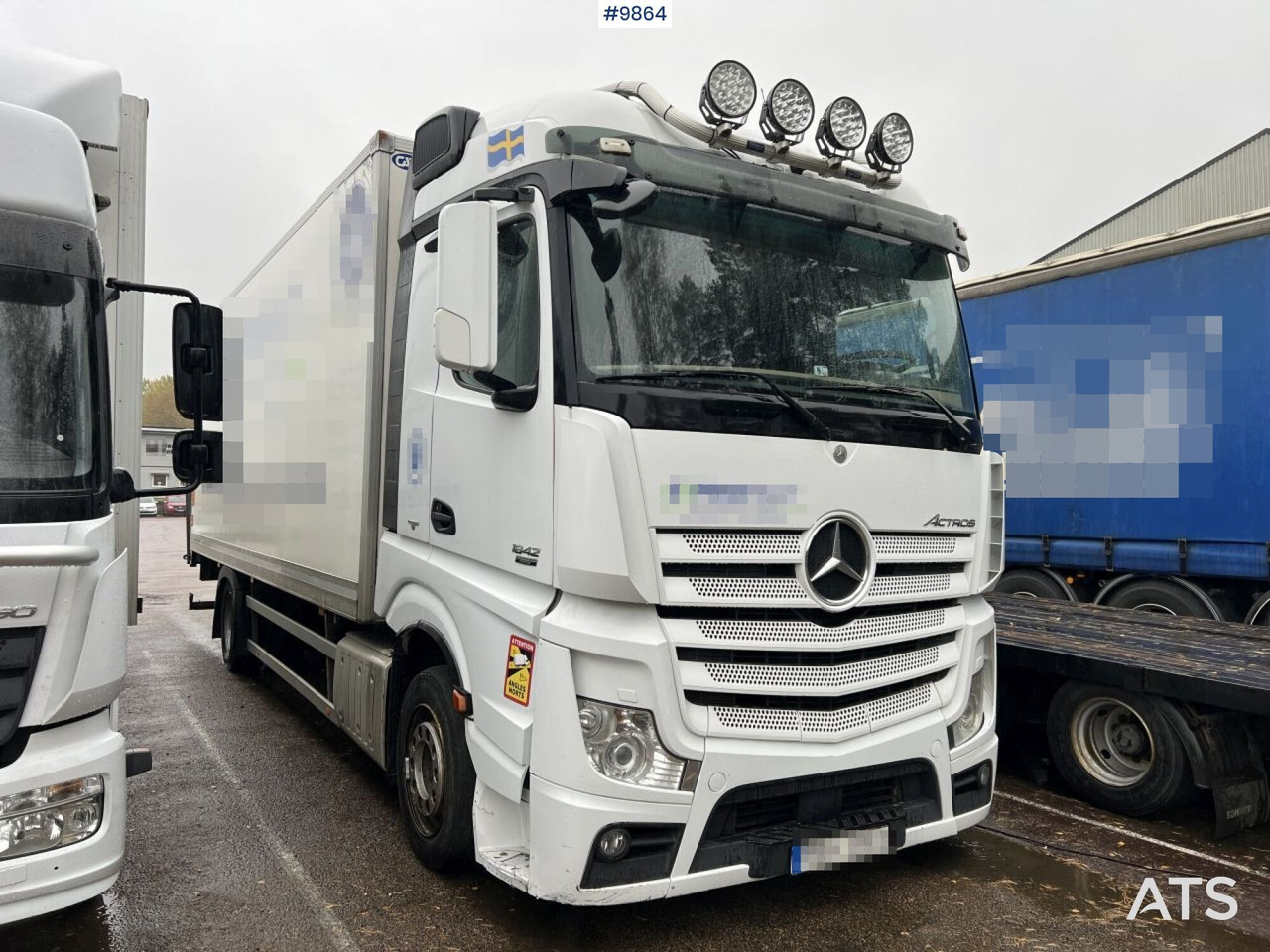 MERCEDES-BENZ ACTROS 963-0-A Box truck with tail lift - Dobozos felépítményű teherautó: 2 kép. MERCEDES-BENZ ACTROS 963-0-A Box truck with tail lift - Dobozos felépítményű teherautó: 2 kép.