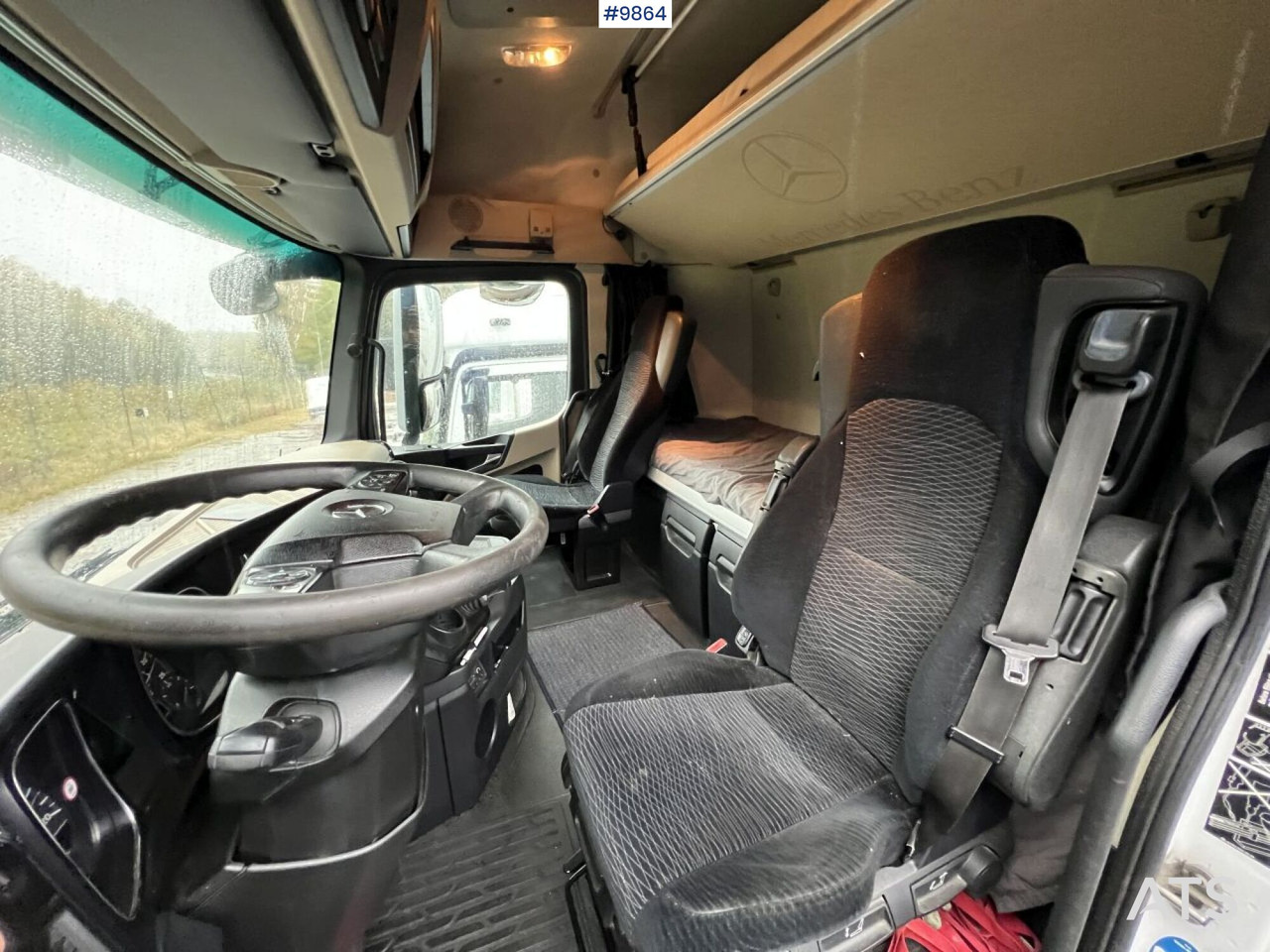 MERCEDES-BENZ ACTROS 963-0-A Box truck with tail lift - Dobozos felépítményű teherautó: 5 kép. MERCEDES-BENZ ACTROS 963-0-A Box truck with tail lift - Dobozos felépítményű teherautó: 5 kép.