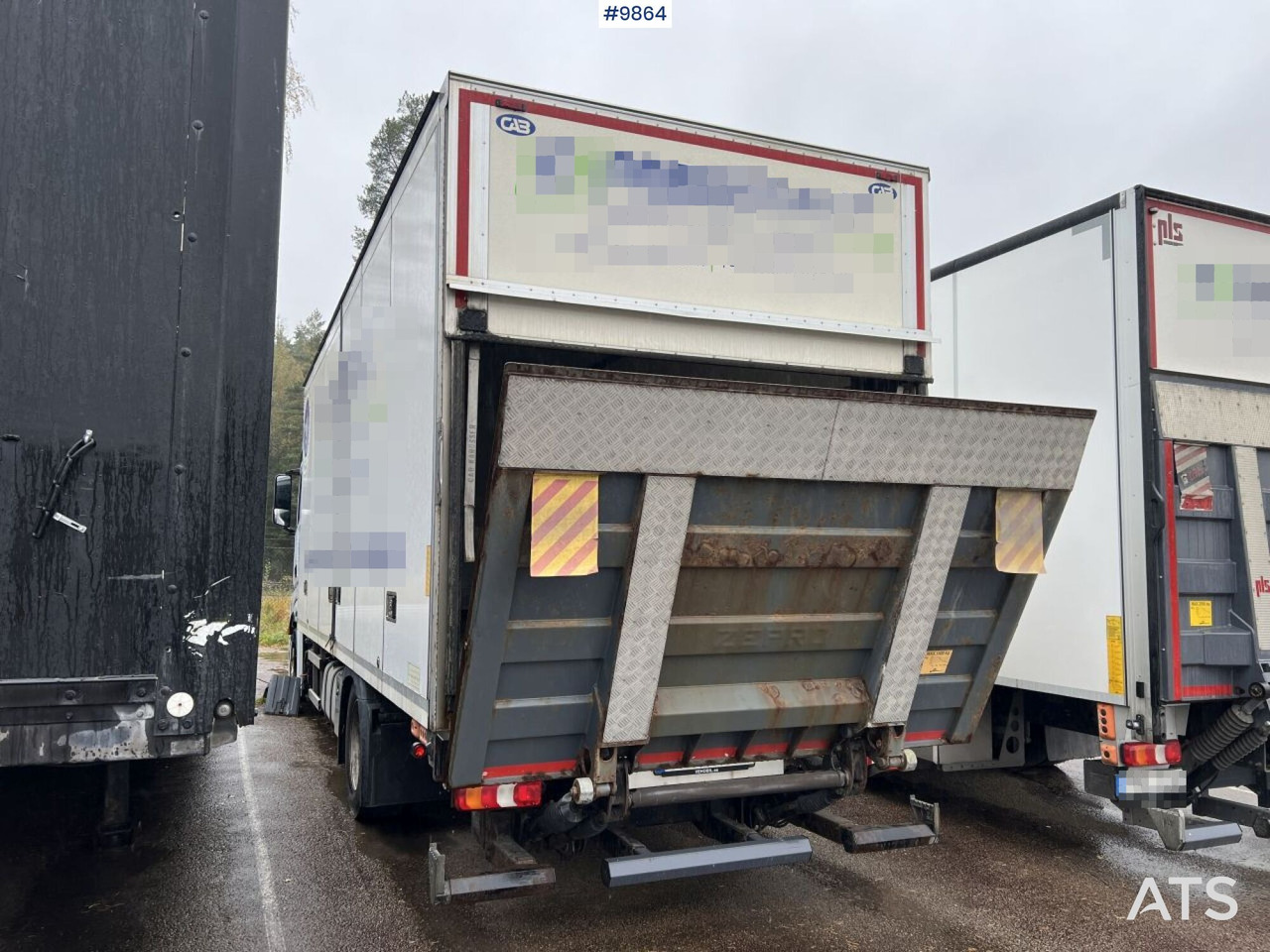 MERCEDES-BENZ ACTROS 963-0-A Box truck with tail lift - Dobozos felépítményű teherautó: 4 kép. MERCEDES-BENZ ACTROS 963-0-A Box truck with tail lift - Dobozos felépítményű teherautó: 4 kép.