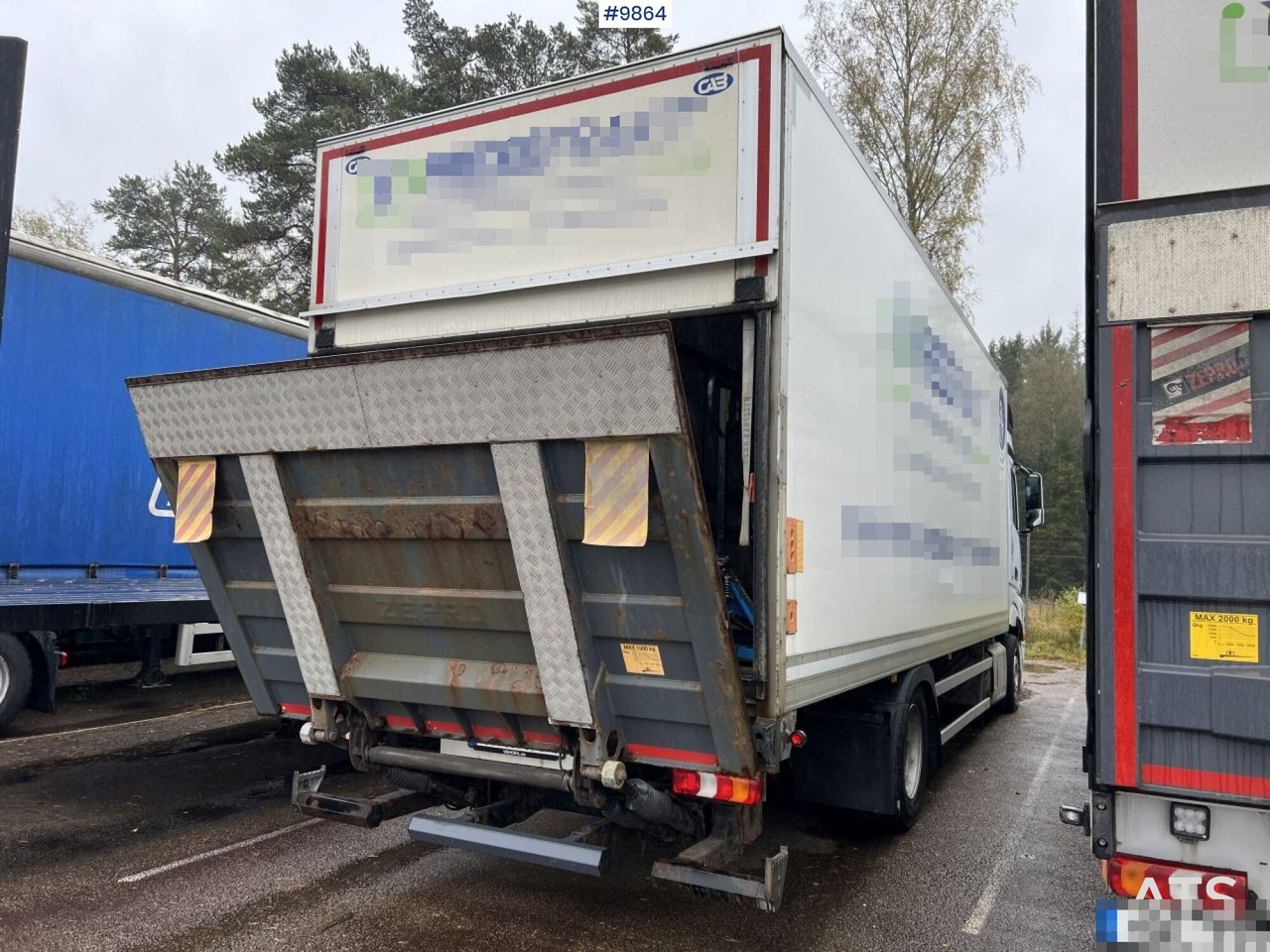 MERCEDES-BENZ ACTROS 963-0-A Box truck with tail lift - Dobozos felépítményű teherautó: 3 kép. MERCEDES-BENZ ACTROS 963-0-A Box truck with tail lift - Dobozos felépítményű teherautó: 3 kép.