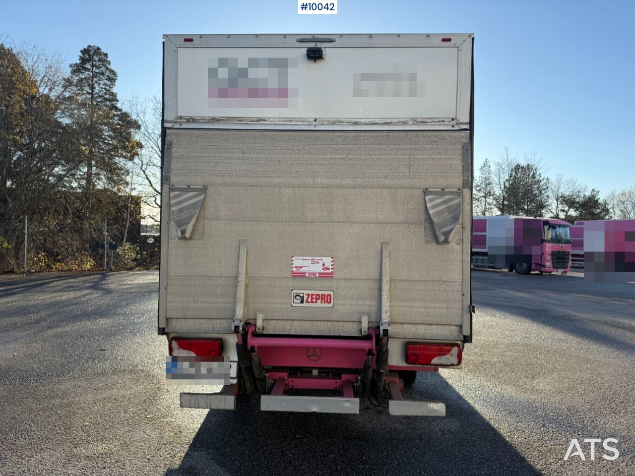 Mercedes Benz Sprinter with tail lift - Dobozos kisteherautó: 4 kép. Mercedes Benz Sprinter with tail lift - Dobozos kisteherautó: 4 kép.