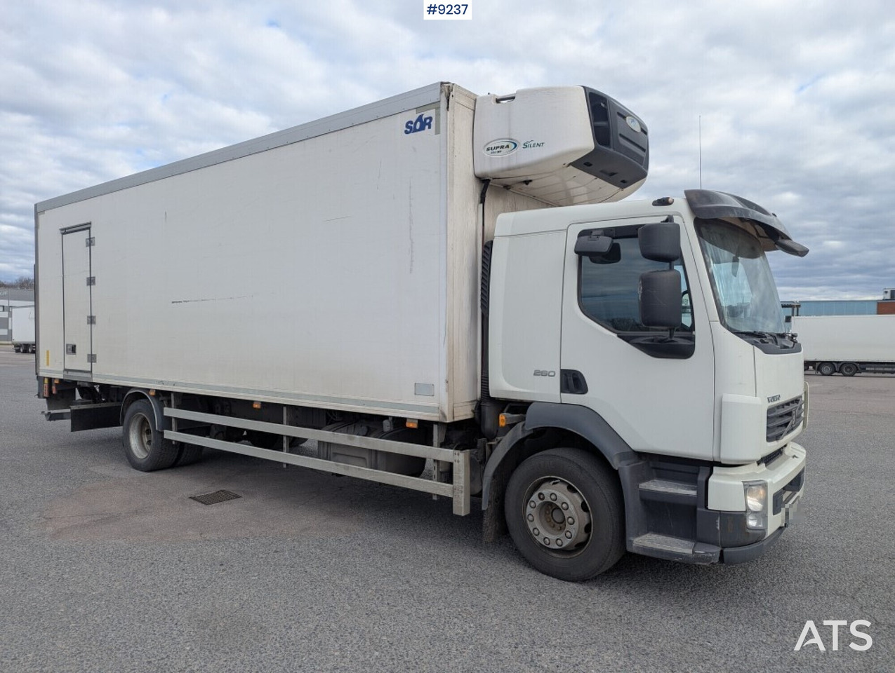 Refrigerated Box truck Volvo FL 260 4X2 with tail lift (SEE VIDEO) - Hűtős teherautó: 2 kép. Refrigerated Box truck Volvo FL 260 4X2 with tail lift (SEE VIDEO) - Hűtős teherautó: 2 kép.
