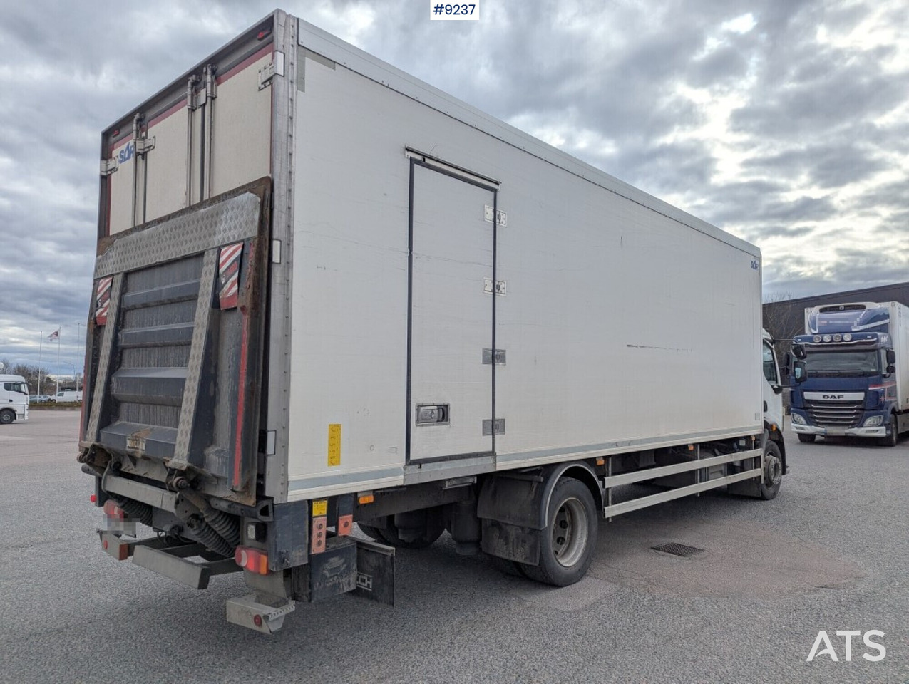 Refrigerated Box truck Volvo FL 260 4X2 with tail lift (SEE VIDEO) - Hűtős teherautó: 4 kép. Refrigerated Box truck Volvo FL 260 4X2 with tail lift (SEE VIDEO) - Hűtős teherautó: 4 kép.