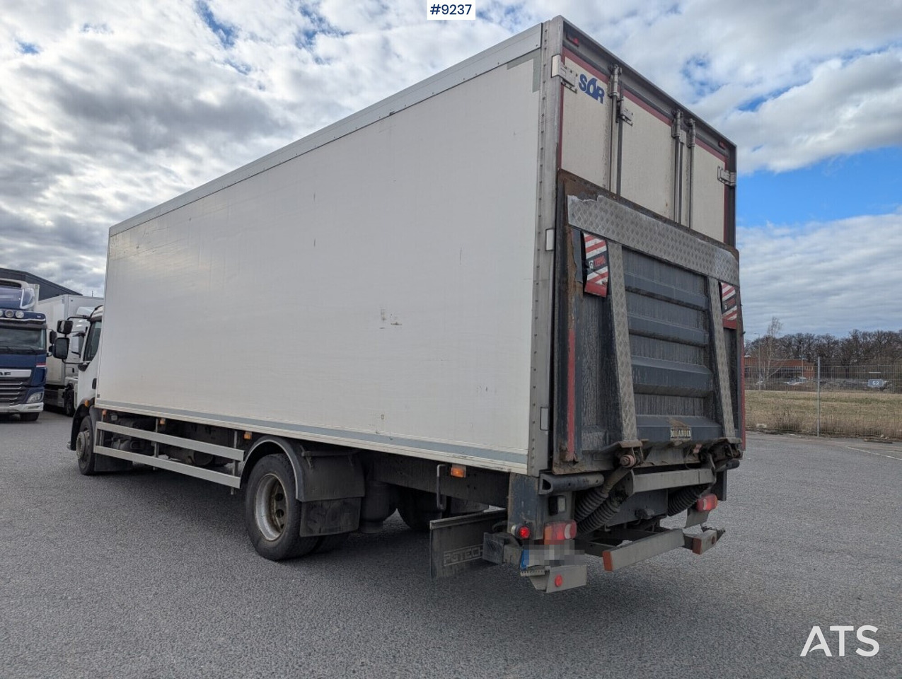 Refrigerated Box truck Volvo FL 260 4X2 with tail lift (SEE VIDEO) - Hűtős teherautó: 3 kép. Refrigerated Box truck Volvo FL 260 4X2 with tail lift (SEE VIDEO) - Hűtős teherautó: 3 kép.