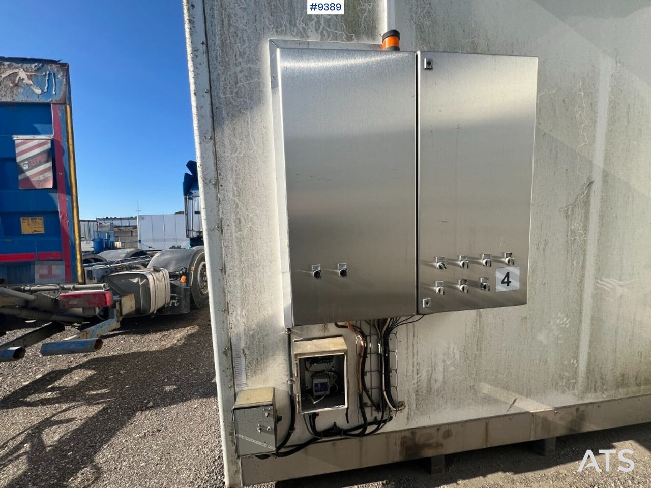 Refrigerated trailer box - Lagab - 6ton - Hűtős felépítmény: 3 kép. Refrigerated trailer box - Lagab - 6ton - Hűtős felépítmény: 3 kép.