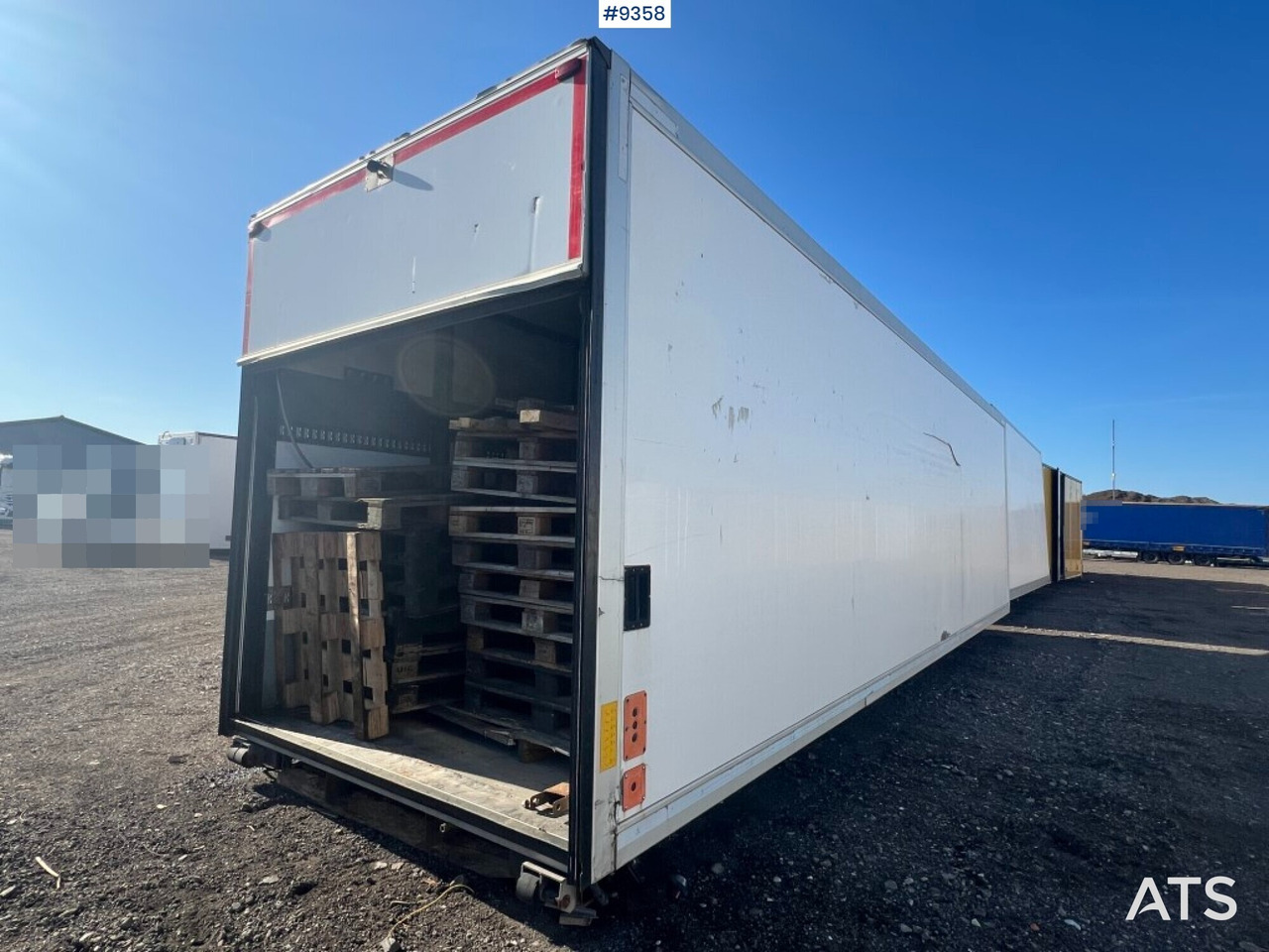 Refrigerated trailer cabinet FOKOR - Hűtős felépítmény: 2 kép. Refrigerated trailer cabinet FOKOR - Hűtős felépítmény: 2 kép.