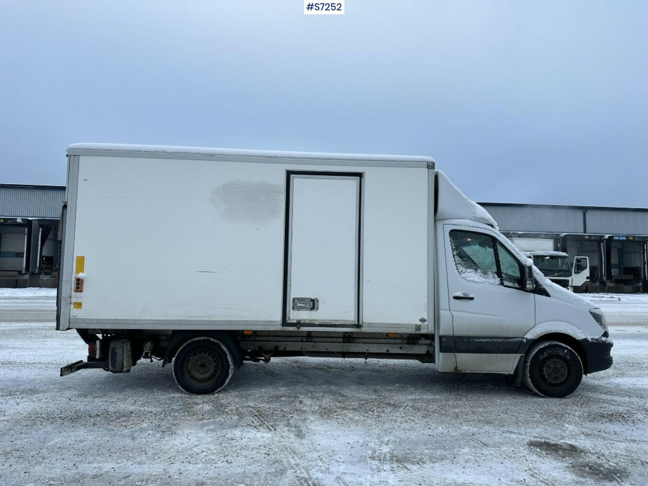 Sprinter box truck Mercedes Benz with Tailgate lift - Dobozos kisteherautó: 1 kép. Sprinter box truck Mercedes Benz with Tailgate lift - Dobozos kisteherautó: 1 kép.