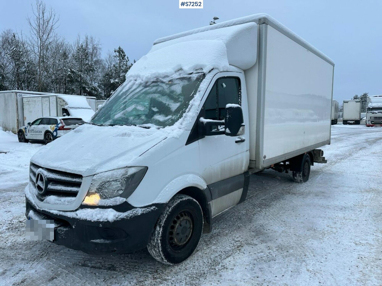 Sprinter box truck Mercedes Benz with Tailgate lift - Dobozos kisteherautó: 3 kép. Sprinter box truck Mercedes Benz with Tailgate lift - Dobozos kisteherautó: 3 kép.