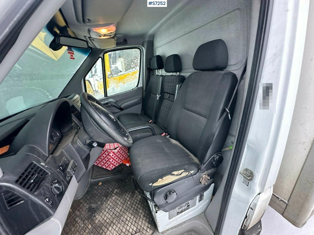 Sprinter box truck Mercedes Benz with Tailgate lift - Dobozos kisteherautó: 5 kép. Sprinter box truck Mercedes Benz with Tailgate lift - Dobozos kisteherautó: 5 kép.